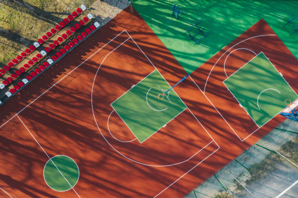 新冠肺炎期间空旷的篮球操场鸟瞰图图片下载