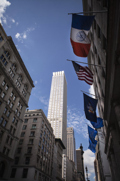 低角度的建筑建筑和旗帜曼哈顿，纽约市，美国图片下载