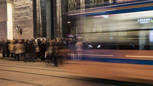 人们在高峰时间站在地铁入口处图片下载