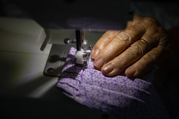 制作对抗冠状病毒的口罩。图片下载