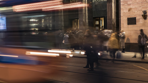 人们在高峰时间站在地铁入口处图片下载