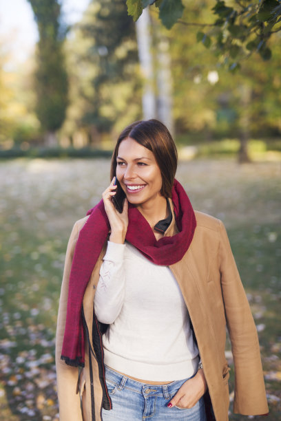 在公园里打电话的女人。图片下载