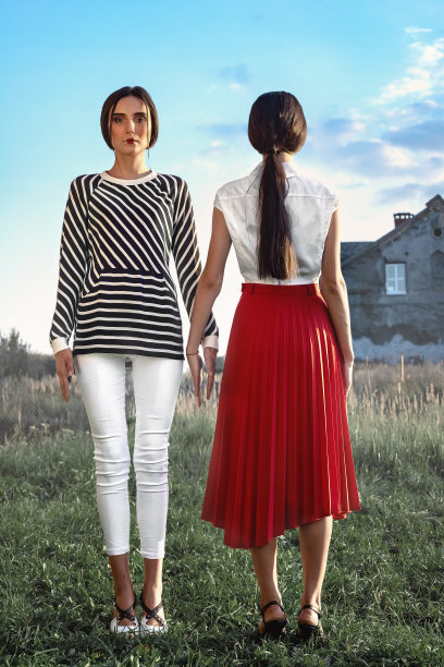 户外时尚肖像两个年轻漂亮的女人穿着时尚的衣服在街上摆姿势图片下载