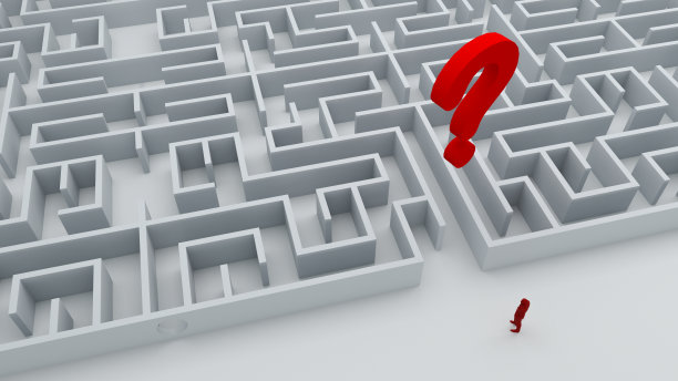 商人进入迷宫。寻找解决方案、解决问题、挑战等概念。年轻的商人困惑地看着问号。图片下载