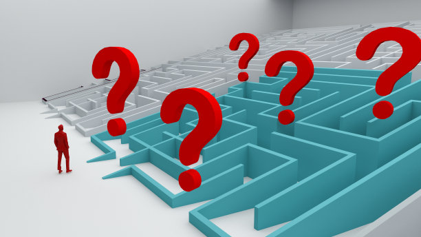 商人进入迷宫。寻找解决方案、解决问题、挑战等概念。年轻的商人困惑地看着问号。图片下载