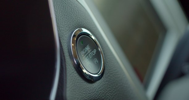 按电源点火按钮启动无钥匙点火混合动力汽车发动机。图片下载