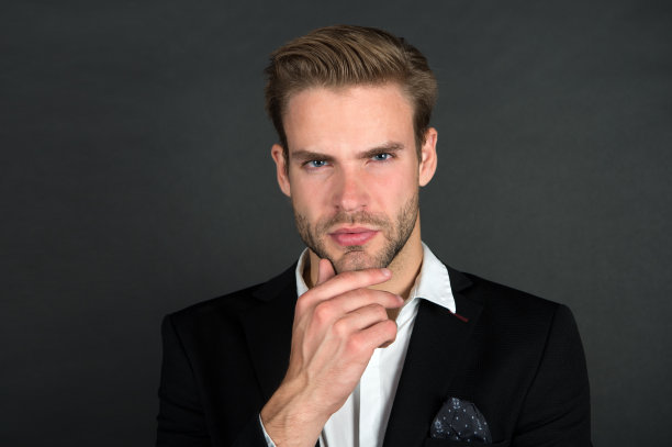 刮胡子还是不刮胡子。严肃的男人摸胡子。商人与时尚的胡子和胡须形状。英俊的金发男人。理发店。美发沙龙。胡子梳理。胡子的理发师图片下载