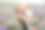 快乐的母亲和小女儿在薰衣草田的背景下。美丽的女人拥抱可爱的婴儿在草地上玩。夏日家庭假日。妈妈抱着女儿，走在紫花上。图片下载