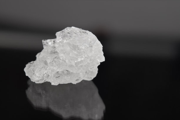 岩盐晶体在黑暗的背景。外太空。图片下载