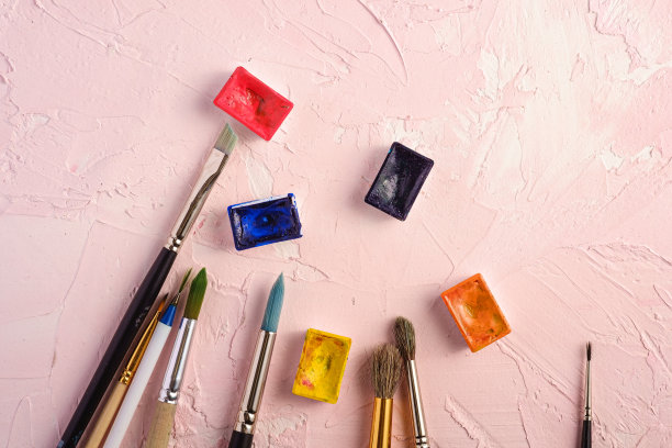 画笔，艺术家工具，用于绘制纹理粉色背景，俯视图，复制空间图片下载