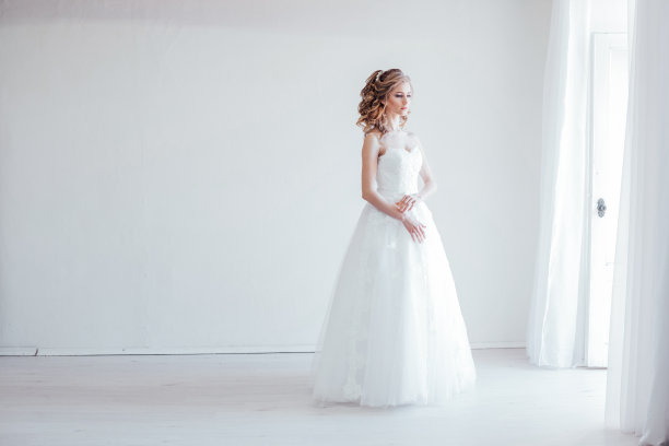 肖像新娘婚纱皇冠卷发的发型图片下载