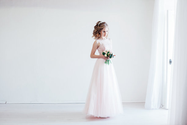 温柔的新娘在婚礼前的白色房间里图片下载