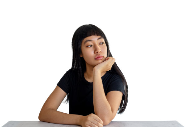 美丽少女手托下巴在家无聊，因为冠状病毒或COVID-19的自我隔离。图片下载