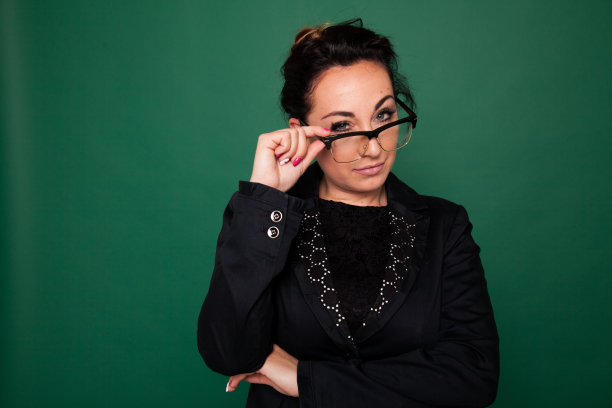 老师在学校的绿板上上课图片下载