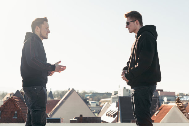 冲突与讨论城市屋顶上的年轻人图片下载