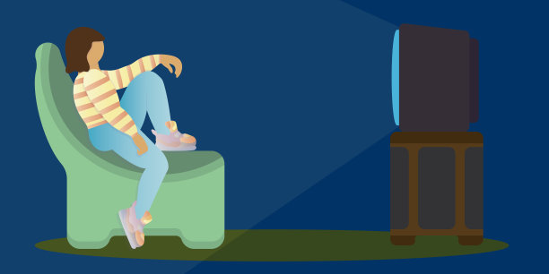 女孩在看新闻或有趣的电影(电视节目)。在昏暗的房间里，穿着条纹毛衣和运动鞋的女孩坐在电视机前舒适的椅子上。矢量平面插图。娱乐的概念。图片下载