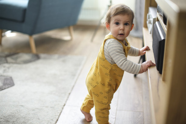 宝宝的第一步图片下载