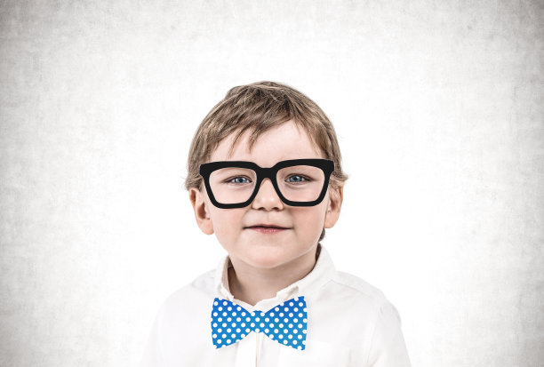 可爱的小男孩戴着眼镜和领结图片下载
