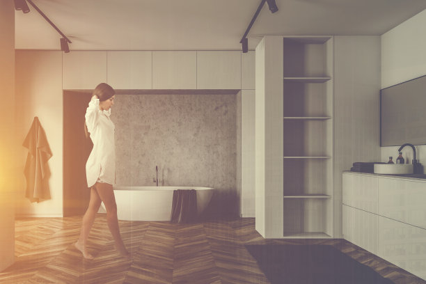 一个女人带着架子走进白色阁楼浴室图片下载