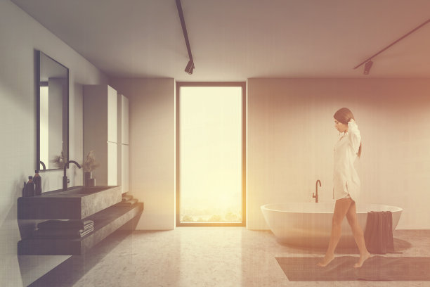 一个女人走在豪华的白色浴室里图片下载