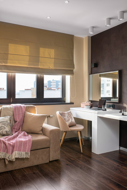 内部的照片。工作空间。一个舒适的沙发和一个工作场所——一张白色的桌子，一把椅子和一台笔记本电脑。远程办公图片下载