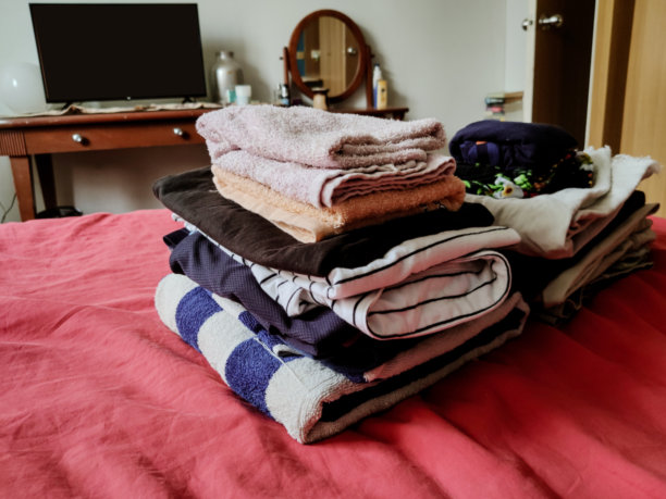 清洗和烘干的衣服叠好并整理好图片下载