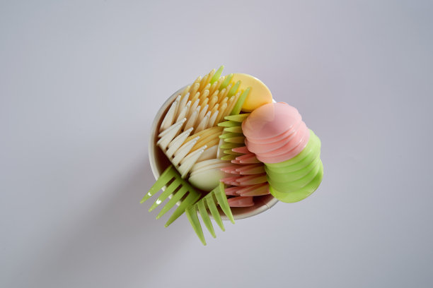 派对杯里的塑料叉勺图片下载