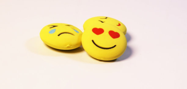 白色背景上有各种各样的表情。图片下载