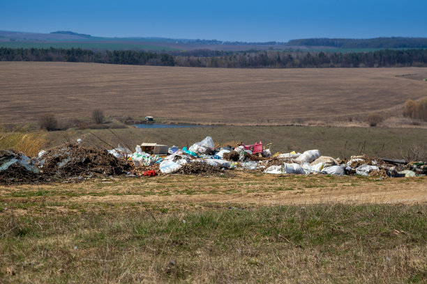 垃圾在露天。垃圾袋在树上。图片下载