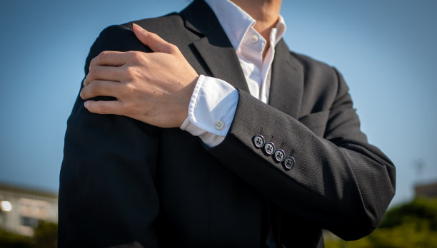 一个肩膀酸痛的商人图片下载