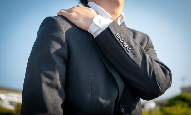 一个肩膀酸痛的商人图片下载