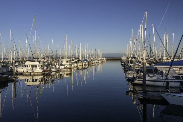 码头上后退的小船和桅杆倒影图片下载