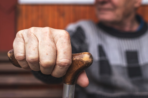 老人手里拿着拐杖图片下载