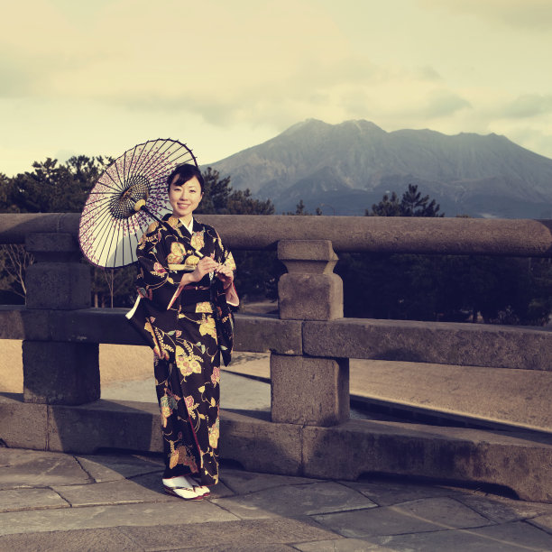 穿和服带伞的女人图片下载