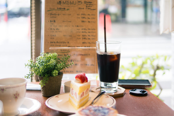 新鲜奶油草莓蛋糕和冰美式咖啡，爱甜蛋糕咖啡馆。图片下载