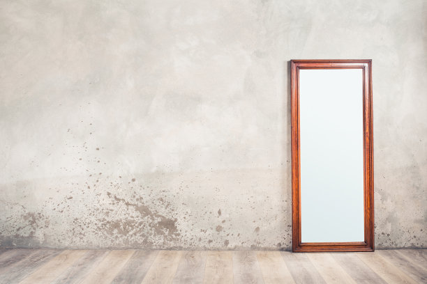 古色古香的老橡木，过时的垂直镜框空白，老化的木地板，前邋遢的混凝土墙背景。大约在19世纪末或20世纪初。复古风格滤镜照片图片下载