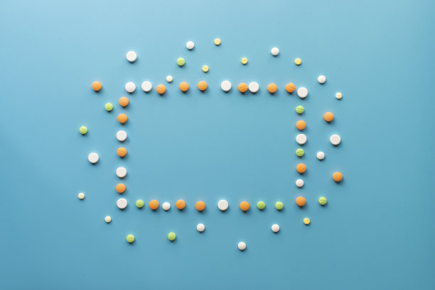 药在蓝色背景方框中排列图片下载