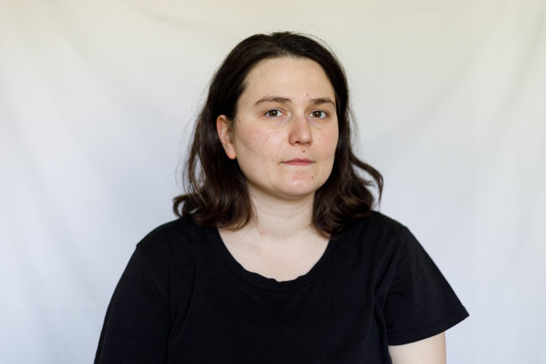 一个微笑的年轻女子的肖像图片下载