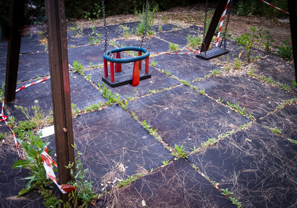 空的、废弃的、封闭的儿童游乐场图片下载