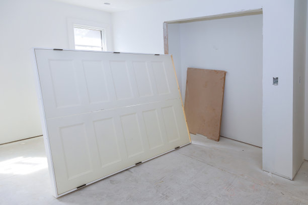 一个室内木质壁橱门等安装的家图片下载