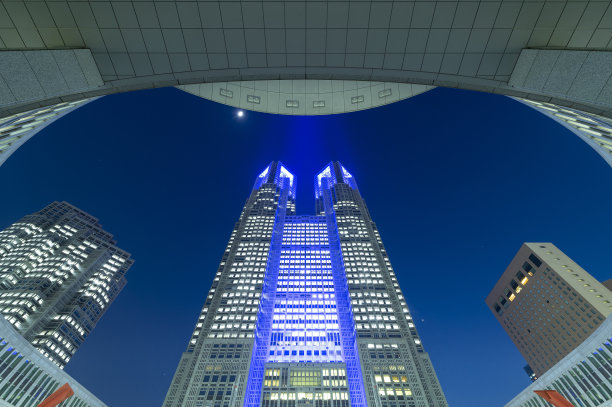 蓝色灯光下的东京都政府图片下载