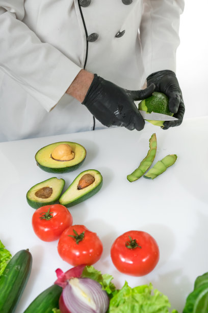 厨师削牛油果图片下载