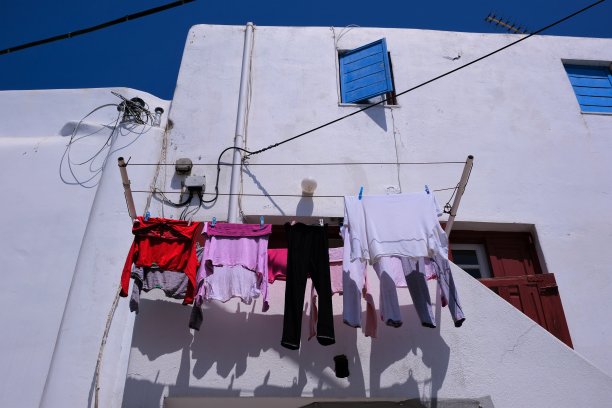 在希腊的各个城镇晾衣服。图片下载