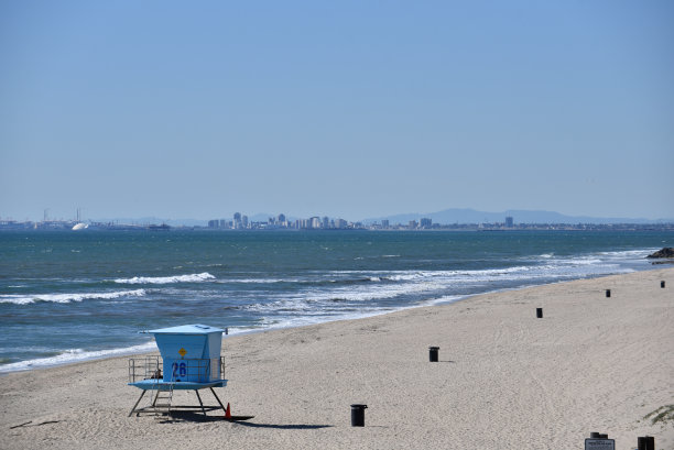 从亨廷顿海滩看长滩的天际线图片下载