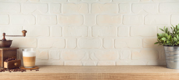 厨房背景与咖啡杯和植物在木架上图片下载