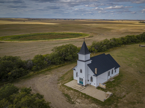在偏僻偏僻的小教堂旁边的一个小村庄用无人机拍摄图片下载