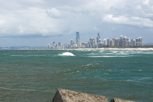 从灯塔眺望美丽的黄金海岸城市图片下载
