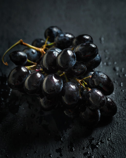葡萄刷。水果的微距摄影。黑葡萄图片下载