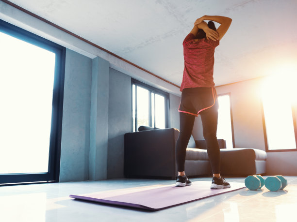 身材好的女性在家锻炼图片下载