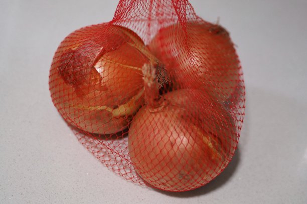 桌子上有三个洋葱图片下载